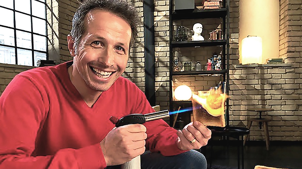 Willi Weitzel mit Bunsenbrenner und Toastbrot in Flammen. Wie entstehen gefährliche Stoffe beim Erhitzen.  | Bildquelle: BR/Gut zu wissen