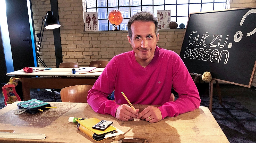 Gut zu wissen-Moderator Willi Weitzel an einer Schulbank. In der Sendung geht es um die Frage, wie eine gute Schule aussehen könnte.  | Bildquelle: BR/Gut zu wissen