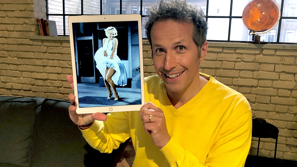 "Gut zu wissen"- Moderator Willi Weitzel hält ein Bild auf dem IPad von Marilyn Monroe hoch. Über 3 Millionen Dollar brachte das weiße Kleid, das Marilyn Monroe auf diesem legendären Foto trug, bei einer Auktion ein. Es gibt jedoch noch kostbarere Kleider.  | Bildquelle: BR/Gut zu wissen