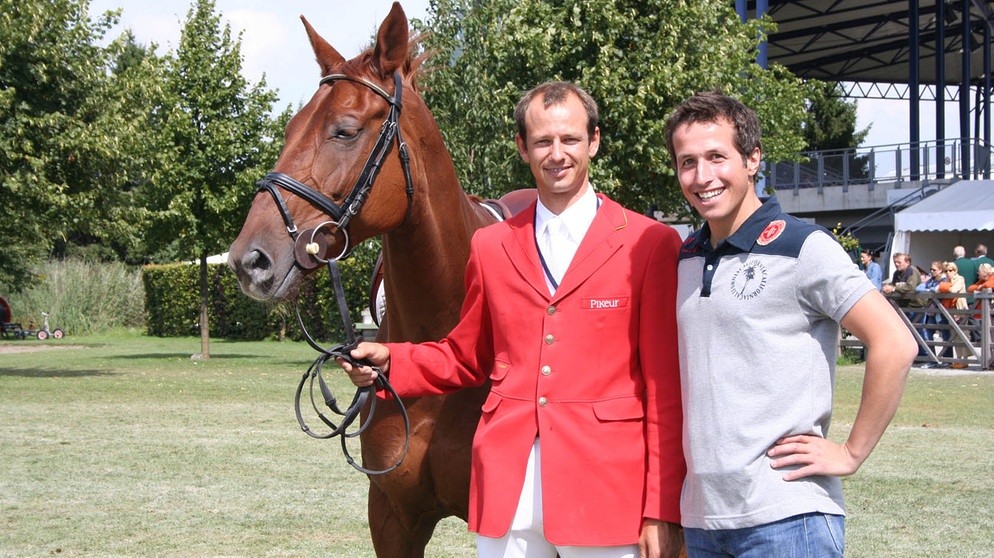 Wo zeigen Pferde, was sie können? | Willi (rechts) mit Marco Kutscher und seinem Pferd in Aachen beim größten Reitturnier der Welt. | Bildquelle: BR | megaherz gmbh