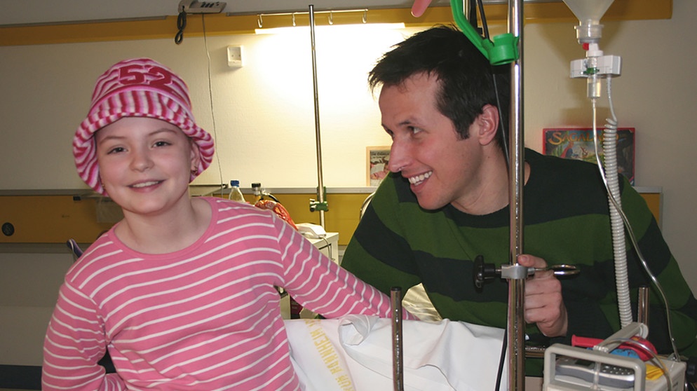 Willi und die 9-jährige Raffaela. Weil sie Blutkrebs hat, soll sie eine Chemotherapie bekommen. | Bildquelle: BR/megaherz gmbh