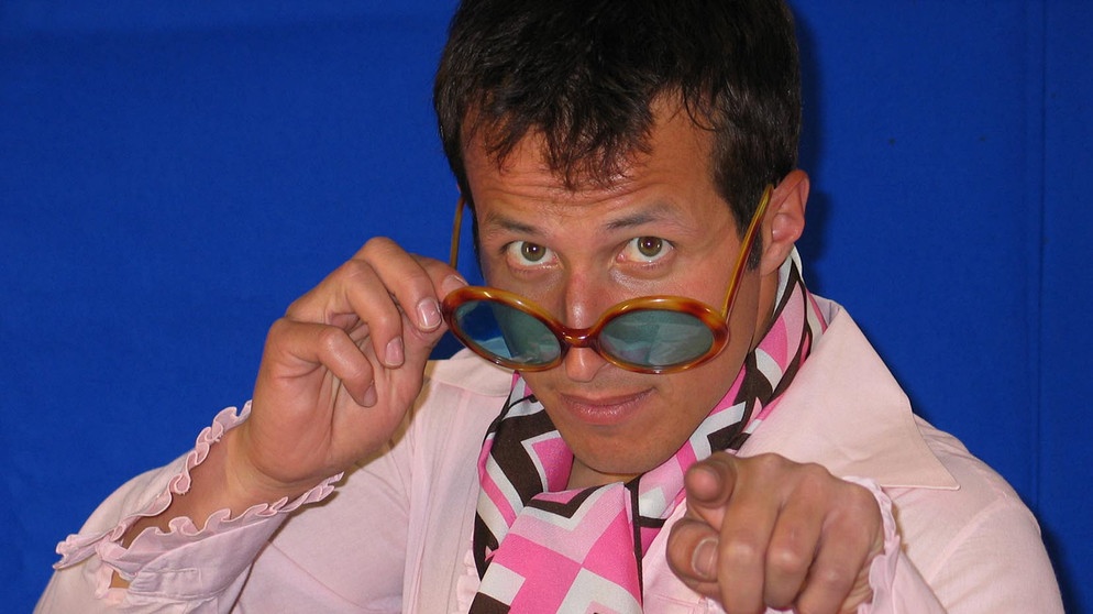 Willi im Stil der 70er-Jahre gekleidet. Heute trifft er zwei Münchner Mode-Designer, um herauszufinden, wie die Mode in Mode kommt. | Bildquelle: BR/megaherz gmbh