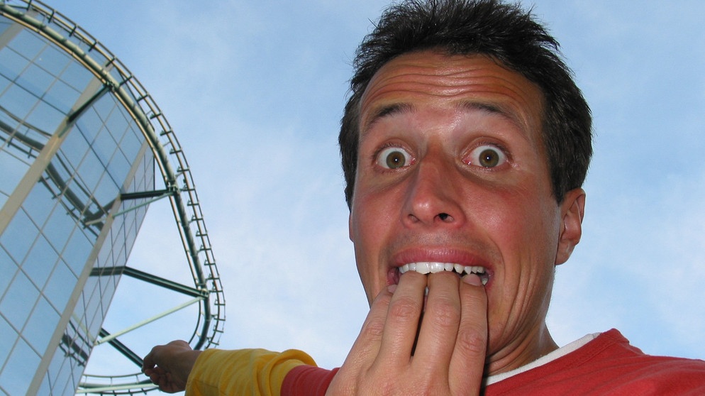 Wer biegt den Achter in die Bahn? / Willi Weitzel im Vergnügungspark Europapark Rust. Hier fragt er sich, wo eigentlich die Achterbahnen entwickelt und gebaut werden. | Bildquelle: BR/megaherz gmbh
