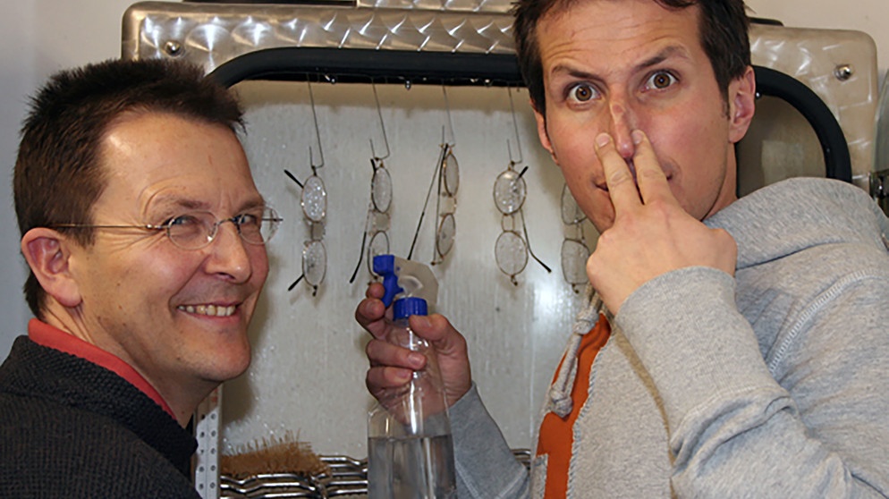Wer wirft ein Auge aufs Auge? / Willi und Emil Viktorin (links) beim Testen von Brillengestellen. Heute verschafft sich Willi den richtigen Durchblick zum Thema Augen. | Bildquelle: BR/megaherz gmbh