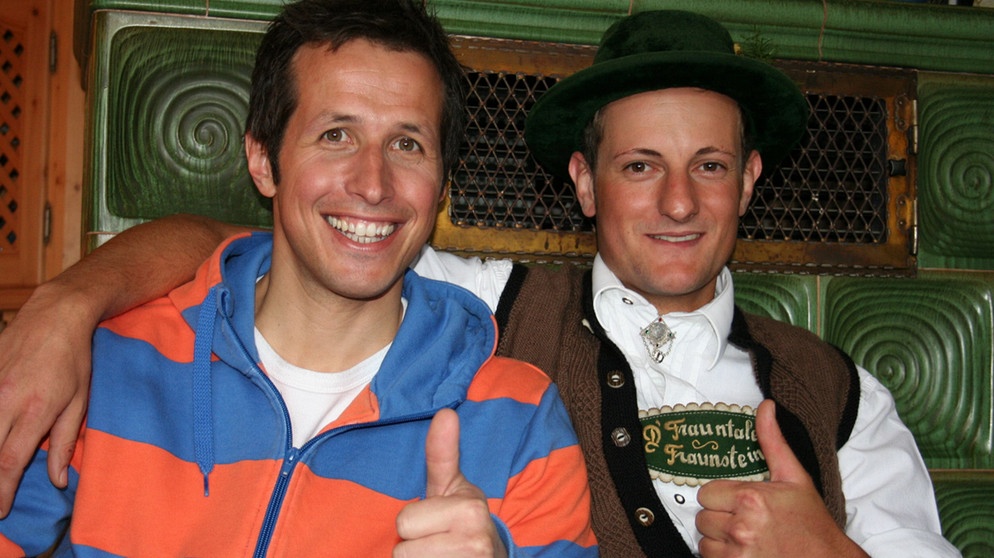 Welche Bräuche brauchen Bayern? / Willi und Josef Zollner vor dem Schuhplattlwettbewerb in Traunstein. | Bildquelle: BR/megaherz
