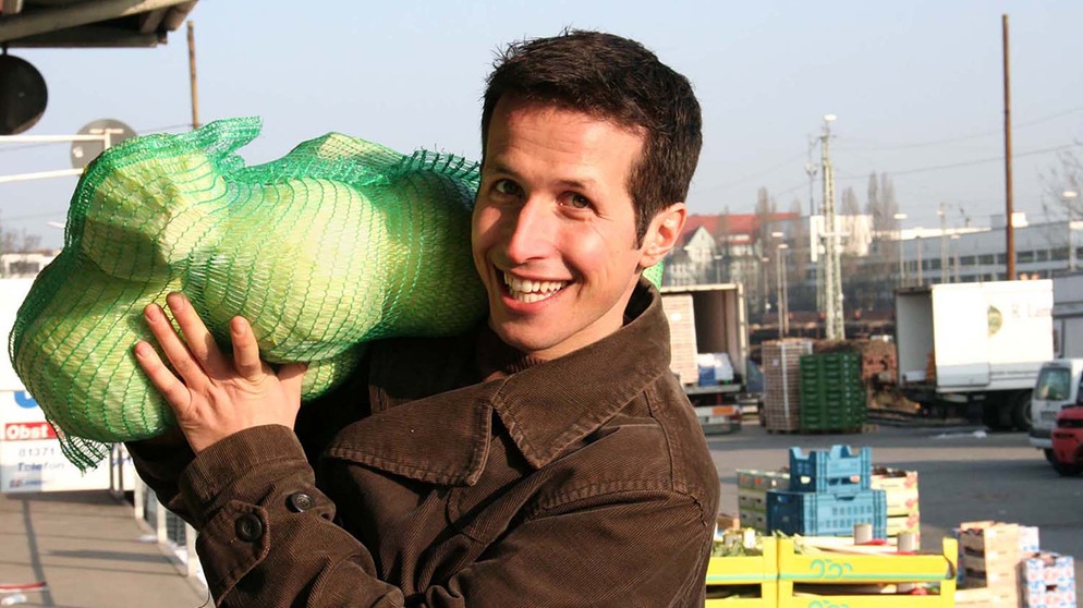 Essen ist fertig! / Willi mit einem Sack voller Kohlköpfe auf dem Großmarkt in München. Morgens um 5 Uhr ist hier schon richtig viel los! | Bildquelle: BR/megaherz gmbh