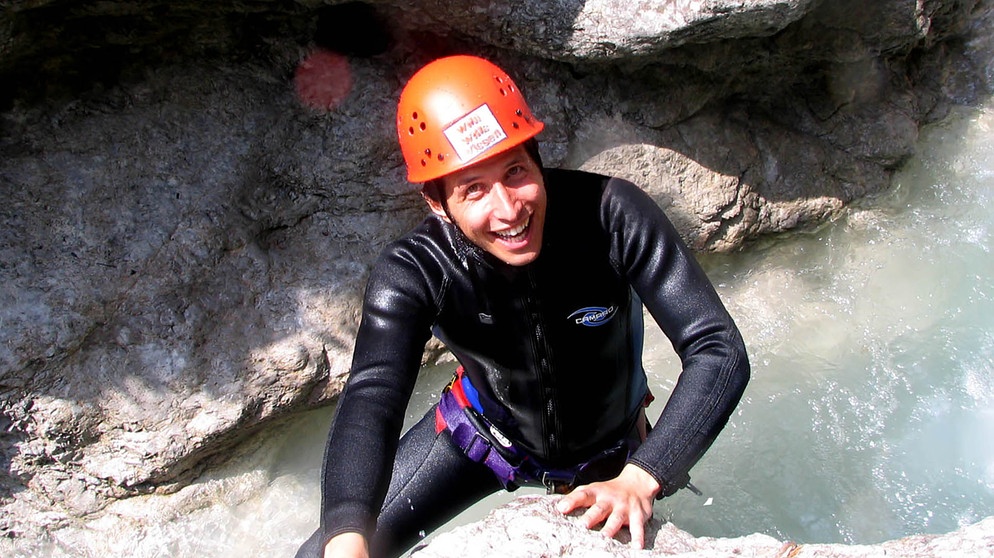 Wie ewig hält das ewige Eis? / Willi springt ins eiskalte Gletscherwasser! Natürlich mit Neoprenanzug und Helm und unter der Anleitung von Profis. | Bildquelle: BR/megaherz gmbh