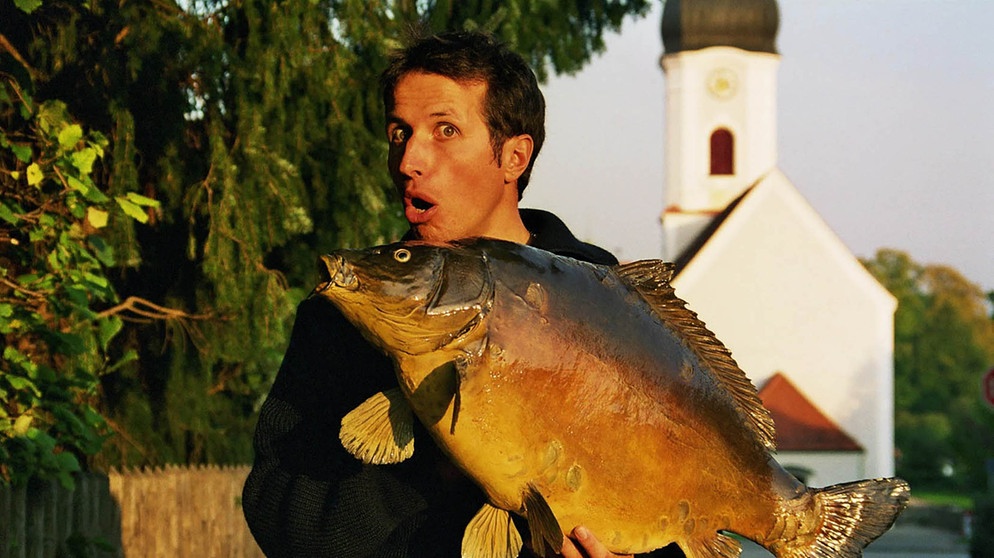 Wie fischt der Fischer frische Fische / Willi ist heute in der Oberpfalz, in der "Tirschenreuther Teichpfanne". Dort hilft er bei der Karpfenernte. | Bildquelle: BR/megaherz gmbh