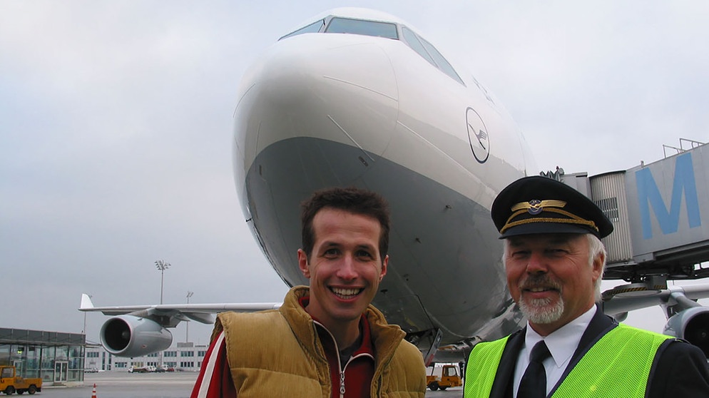 Alle Flieger fliegen hoch! / Willi und ein Flugkapitän am Flughafen München. In einer kleinen Cessna darf er mit dem Piloten Max für ein paar Runden in die Luft gehen. | Bildquelle: BR/megaherz gmbh