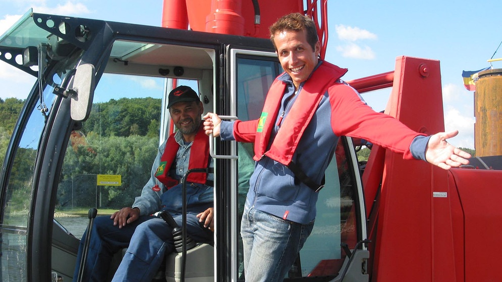 Wer hält den Fluss in Schuss? / Willi Weitzel trifft bei seinen Erkundungen auf Baggerführer Horst, der mithilft, die Elbe in Schuss zu halten. | Bildquelle: BR/megaherz gmbh