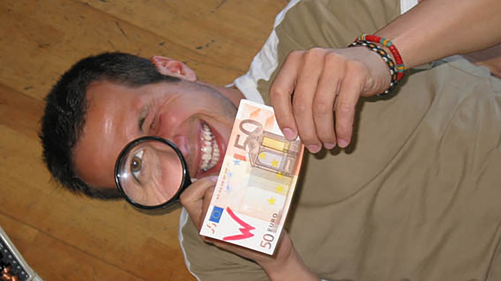 Willi Weitzel möchte wissen, wo das Geld herkommt und wo es hingeht. Er fährt mit Geldboten zur Landeszentralbank, wo die Scheine auf Echtheit geprüft und gesäubert werden. | Bildquelle: BR/megaherz gmbh