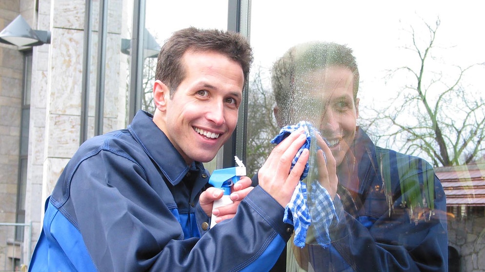 Wer macht das Glas klar? Willi beim Fensterputzen | Bildquelle: BR, megaherz GmbH