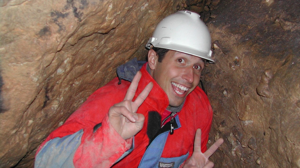 Wer traut sich rein in dunkle Höhlen? / Willi traut sich heute in eine Höhle und erfährt, wie diese entstehen. Für Höhlenforscher ist es das Größte Höhlen zu entdecken und zu vermessen. | Bildquelle: BR/megaherz gmbh