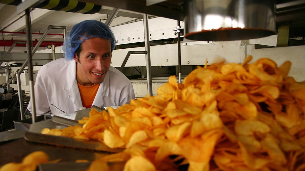 Wer ist der Held auf dem Kartoffelfeld? / Willi in der Chipsfabrik. | Bildquelle: BR/megaherz