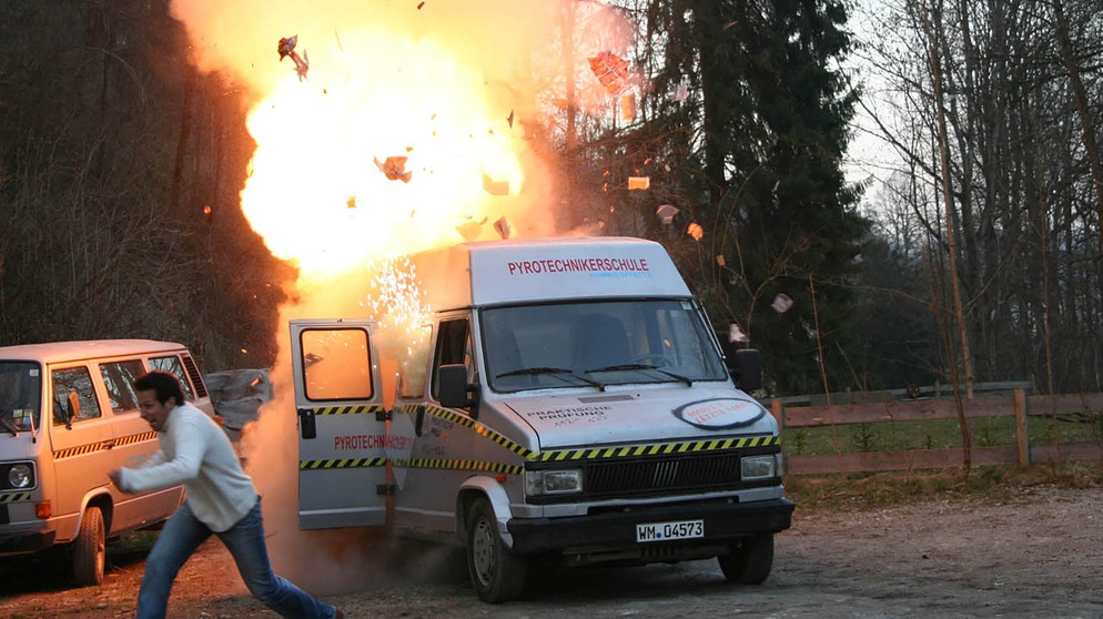 Wo macht es krawumm, dass es kracht? / Willi bei einer Autosprengung in der Pyrotechnikerschule Peißenberg. Spezialisten sorgen dafür, dass alles echt aussieht und niemand verletzt wird. | Bildquelle: BR/megaherz gmbh