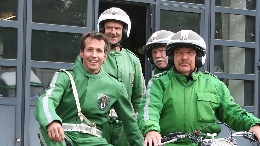 Los geht's, auf Motorradfahrt! / Willi mit Polizisten der Motorradsportgruppe aus Berlin. | Bildquelle: BR/megaherz gmbh