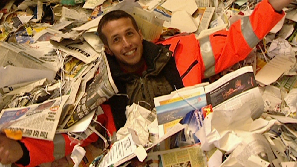Wohin mit all dem Müll? / Willi badet in Altpapier | Bildquelle: BR / megaherz GmbH