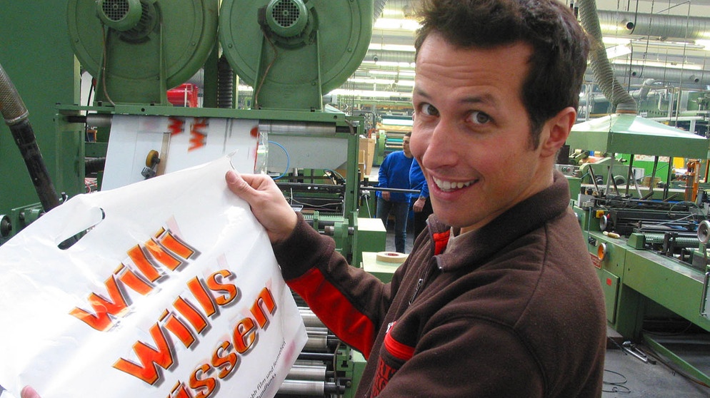 Wie kommt das Plastik in die Tüte? / Willi Weitzel bei der Firma thermo-pack: Hier erfährt er, wie seine "Willi wills wissen"-Plastiktüte hergestellt wird. | Bildquelle: BR/megaherz gmbh