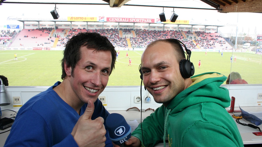 Wie kommt der Ton ins Radio? / Willi (links) mit Andre Siems beim Fußballspiel. | Bildquelle: BR/megaherz