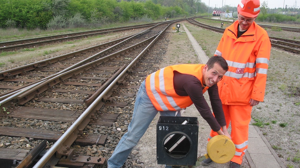 Willi will wissen, wohin ein Güterzug fährt, wenn Waren transportiert werden. Er lässt sich von einem Bahnangestellten am Münchner Rangierbahnhof die Arbeit erklären. | Bildquelle: BR/megaherz gmbh
