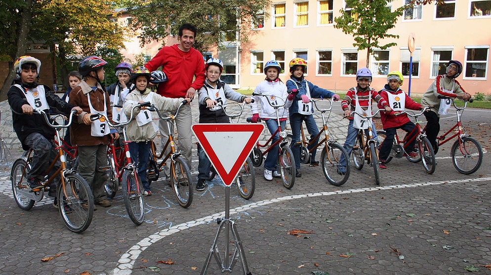 Sicher hin und her im Straßenverkehr! / Schüler der Grundschule Balanstraße mit Willi bei der Fahrradprüfung. Heute geht's um die Sicherheit im Straßenverkehr. | Bildquelle: BR/megaherz gmbh/