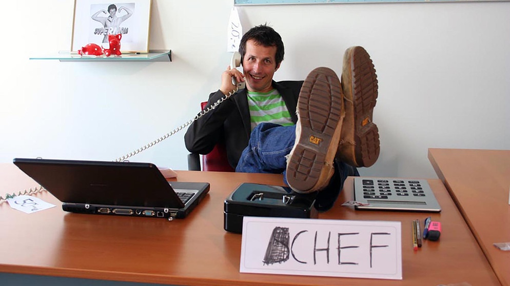 Was unternimmt ein Unternehmer? / Willi als Gummibärchen-Chef. | Bildquelle: BR/megaherz gmbh/