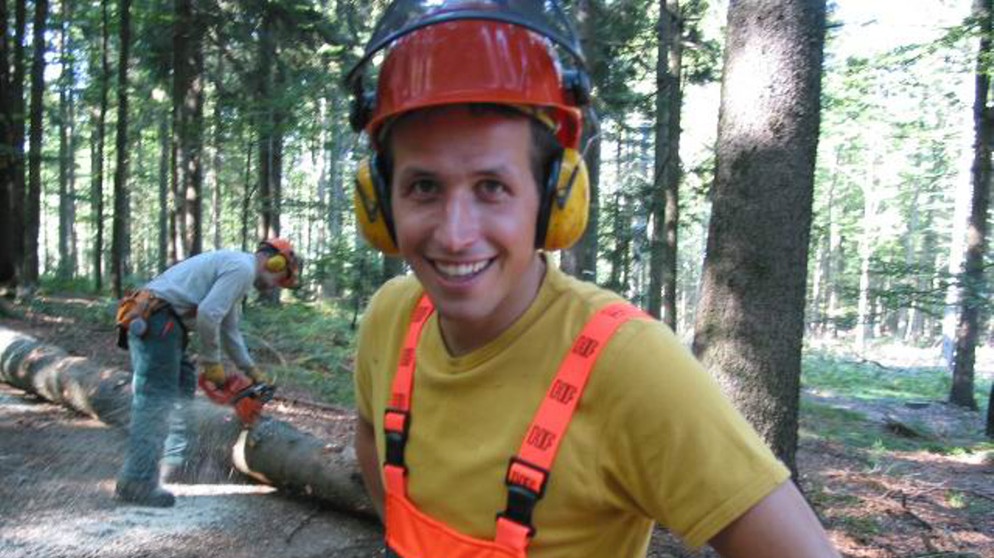 Wer hegt und pflegt und sägt im Wald? | Bildquelle: BR / megaherz 