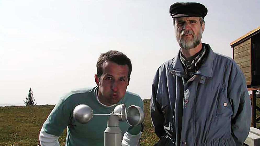 Wer weiß, wie's Wetter wird? / Diplom-Meteorloge Christian auf der Bergwetterstation in Hohenpeißenberg erklärt Willi Weitzel einige Grundlagen der Wetterforschung. | Bildquelle: BR/megaherz GmbH