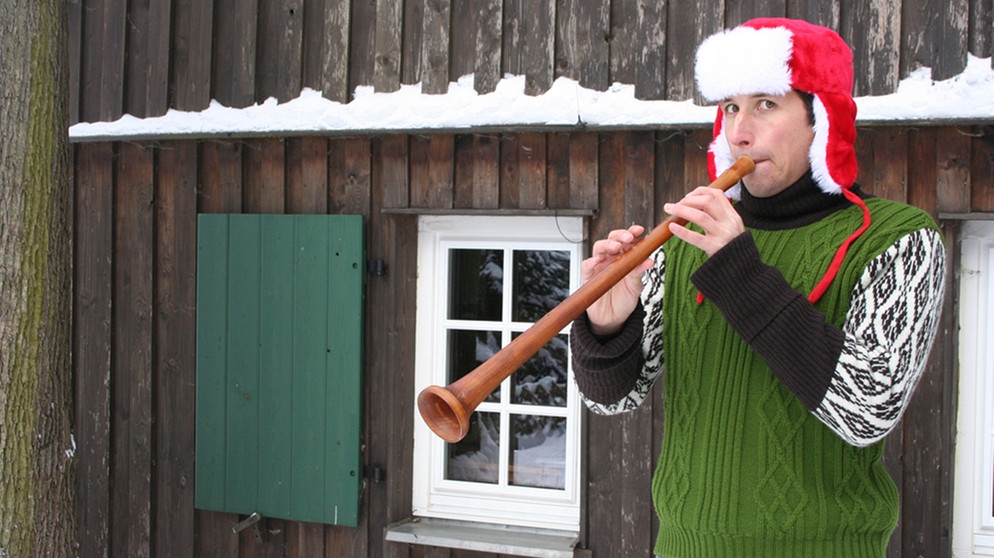 Wie himmlisch klingt die Weihnachtszeit? / Willi spielt auf der Schalmei. Im Erzgebirge besucht er den Instrumentenbauer Schmidt. | Bildquelle: BR/megaherz gmbh