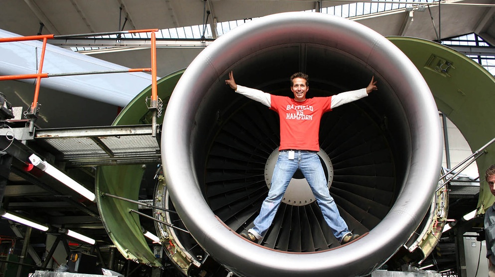 Wer hat das Zeug zum Fliegen? / Willi Weitzel zeigt, wie groß eine Flugzeugturbine sein kann. Ihn interessiert heute, warum Flugzeuge eigentlich fliegen. | Bildquelle: BR/megaherz gmbh