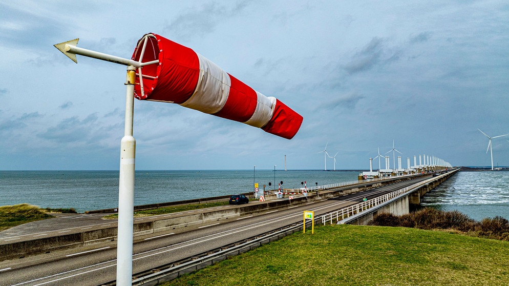 Windanzeiger auf einer Insel | Bildquelle: picture alliance / Robin Utrecht
