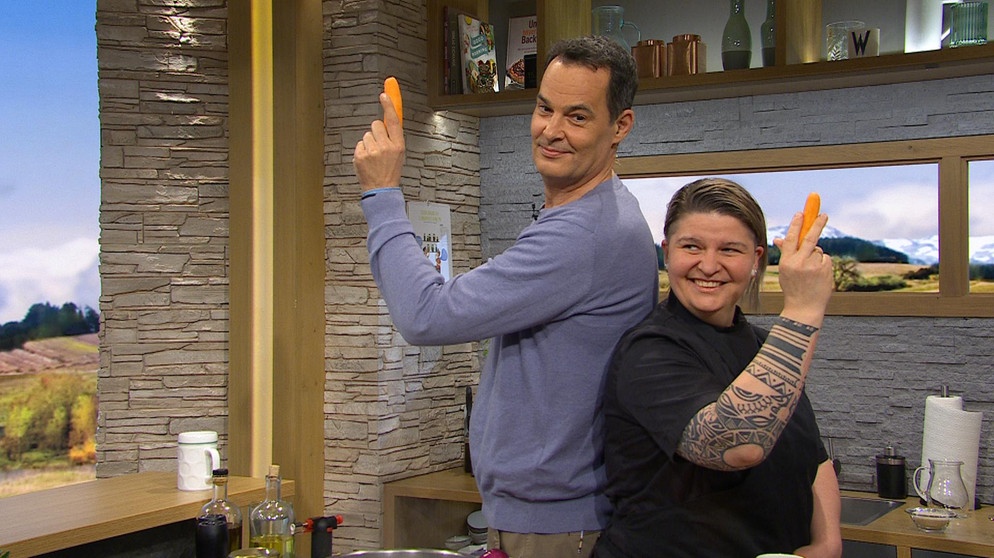 Moderator Dominik Pöll und Köchin Diana Burkel  | Bildquelle: BR