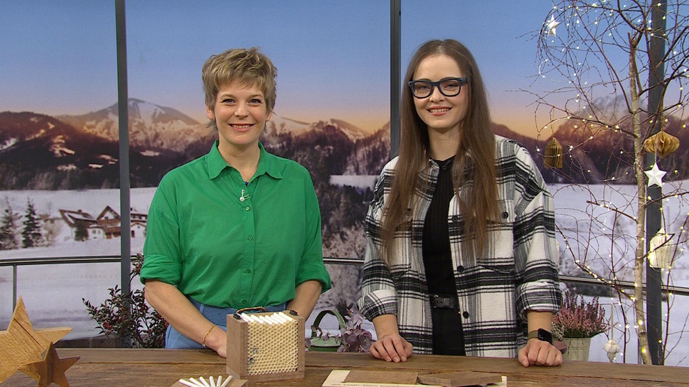 Moderatorin Sandra Bouscarrut und Julia Maria Spielvogel | Bildquelle: Wir in Bayern