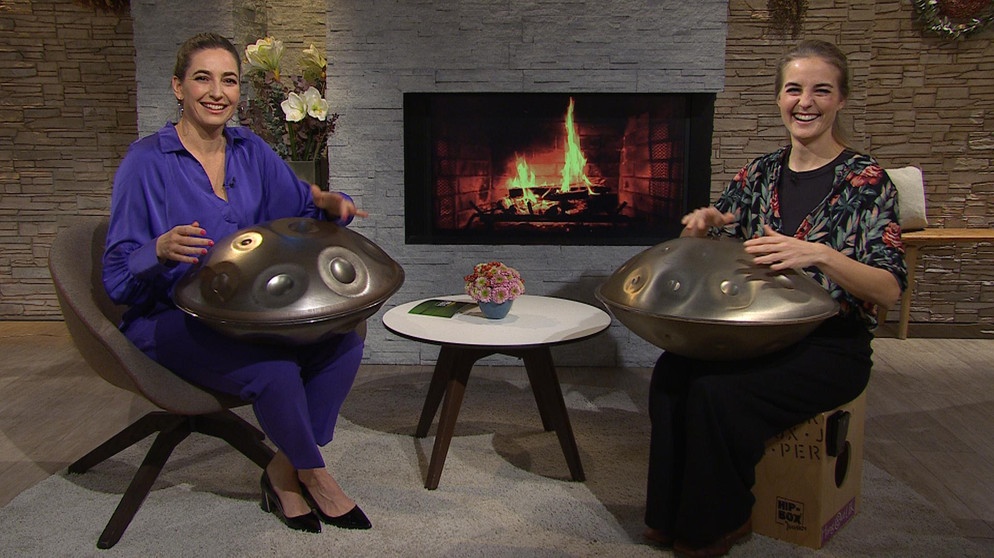Moderatorin Andrea Lauterbach und Handpan-Musikerin Lea Valentina Limbrunner | Bildquelle: BR