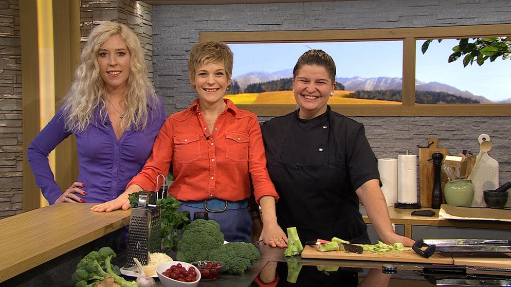 Promiexpertin Kimberly Hagen, Moderatrin Sandra Bouscarrut und Köchin Diana Burkel  | Bildquelle: BR
