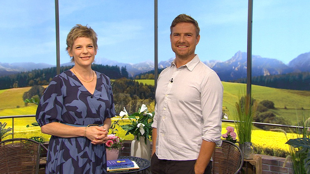 Moderatorin Sandra Bouscarrut und Schauspieler Leo Reisinger | Bildquelle: BR