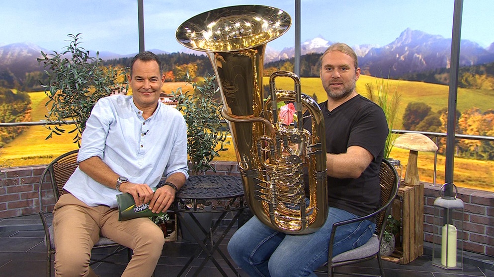 Moderator Dominik Pöll und Tuba-Professor Andreas Hofmeir | Bildquelle: BR