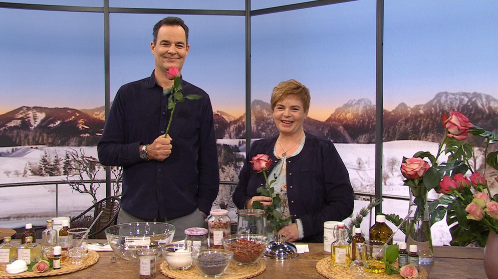 Moderator Dominik Pöll und Kräuterexpertin Monika Engelmann | Bildquelle: BR