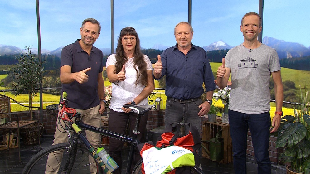 Moderator Michael Sporer und die drei BR-Radltour-Greencard-Gewinner Sabine Feuerer, Ernst Weigl und Frank Mauer | Bildquelle: BR