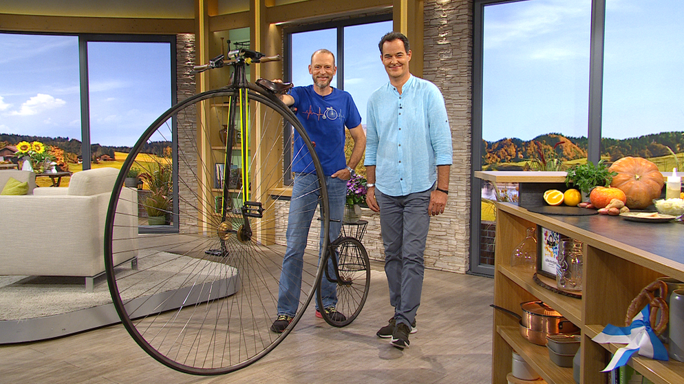 Extremsportler Bernd Beigl mit Hochrad und Moderator Dominik Pöll | Bildquelle: BR