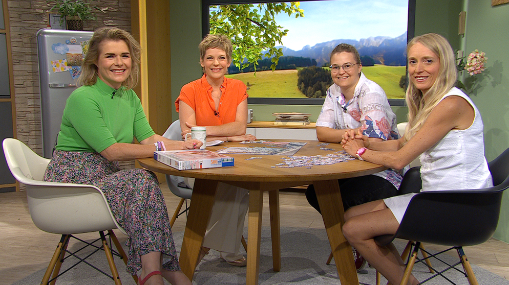Radexpertin Katharina Kestler, Moderatorin Sandra Bouscarrut, Speedpuzzlerin Katharina Reiner und Carmen Nolte vom Verein "Foodsaving & More" | Bildquelle: BR