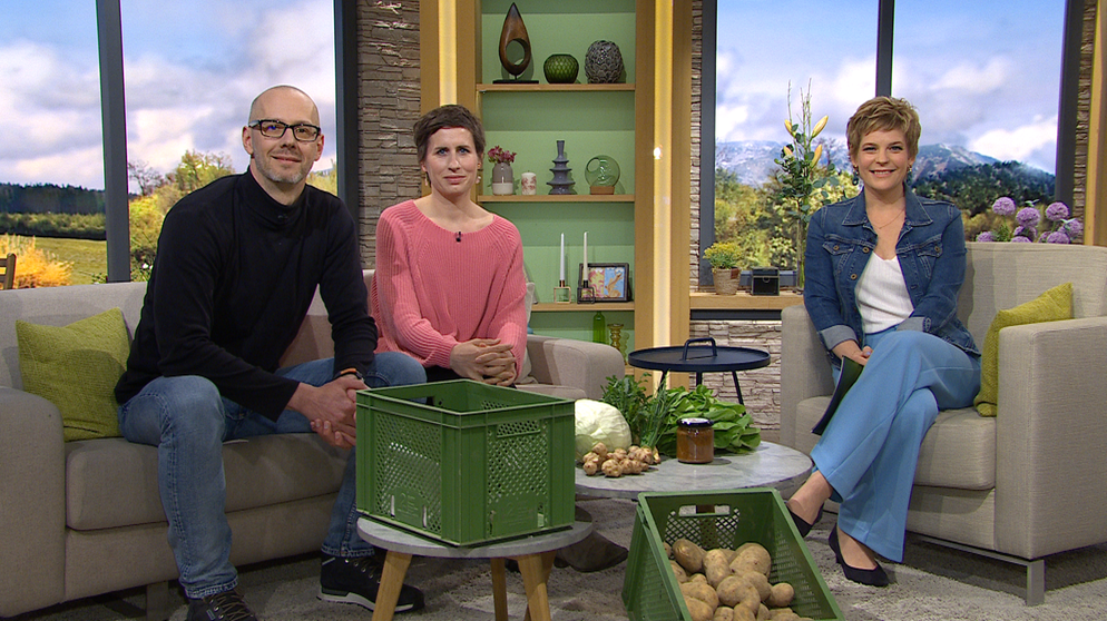 Daniel Überall  und Jana Hohberger vom Kartoffelkombinat in München und Moderatorin Sandra Bouscarrut | Bildquelle: BR