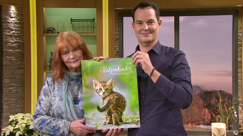 Dominik Pöll mit Katzenbaby-Kalender | Bildquelle: BR