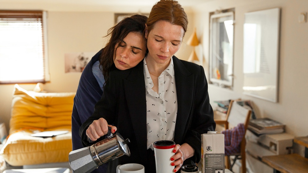 Szene aus dem Film "Wunderschöner" von und mit Karoline Herfurth u.a. mit Nora Tschirner in einer Hauptrolle | Bildquelle: 2024 Hellinger / Doll Filmproduktion GmbH / Warner Bros. Entertainment GmbH / Anne Wilk