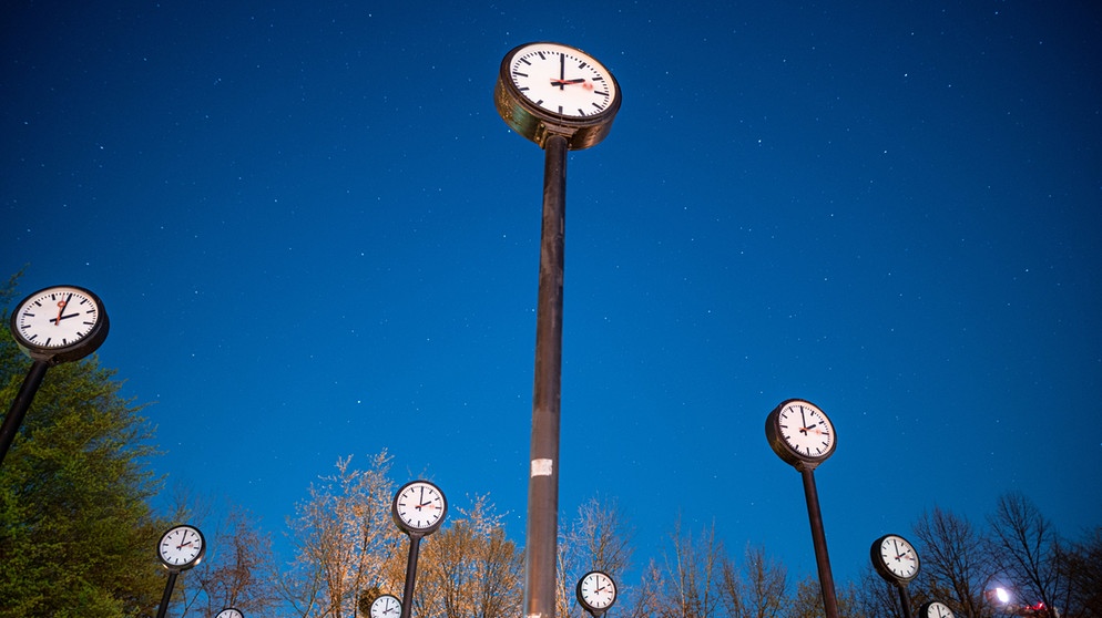 Das Kunstwerk «Zeitfeld» von Klaus Rinke im Volksgarten, Düsseldorf. Die Uhren zeigen auf zwei Uhr in der Nacht, in der auf Sommerzeit umgestellt wird.  | Bildquelle: dpa-Bildfunk/Fabian Strauch