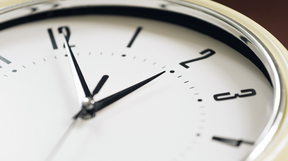 Nahaufnahme einer Uhr. | Bildquelle: BR/Lisa Hinder