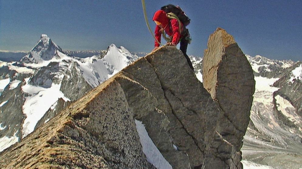 Kletterer an Felsgrat, im Hintergrund das Matterhorn | Bildquelle: BR