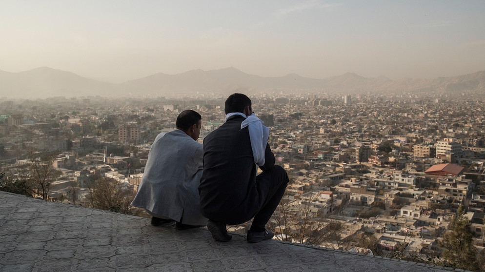 Zwei Männer blicken auf Kabul, Afghanistan, im Herbst 2017 | Bildquelle: picture alliance / Valeriy Melnikov/Sputnik/dpa