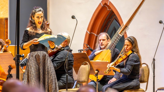 Mary Lys und das Leipziger Barockorchester bei einer konzertanten Aufführung von Georg Friedrich Händels Oratorium "Athalia" bei den Händelfestspielen Halle, Ulrichskirche 26.5.2024 | Bildquelle: © Thomas Ziegler