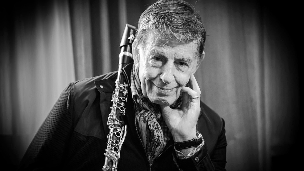 Jazzklarinettist Rolf Kühn schwarz weiß | Bildquelle: Paul Zinken-dpa